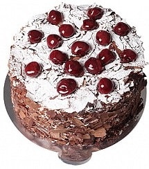 4 ile 6 kişilik Isparta Doğum günü pastası Çikolatalı Vişneli yaş pasta